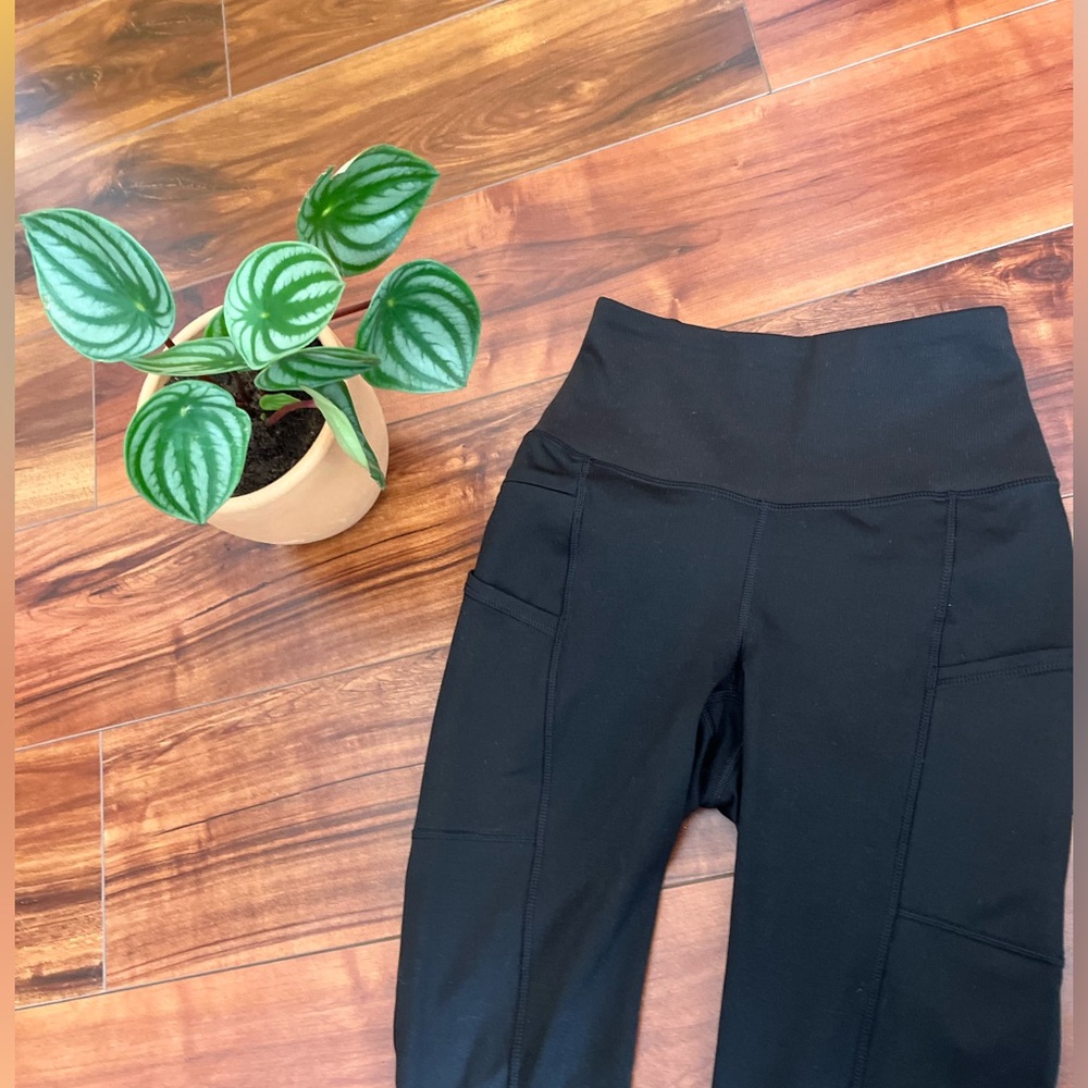 Patagonia Black Women’s Exercise Leggings Capris - XS, with zipper pocket